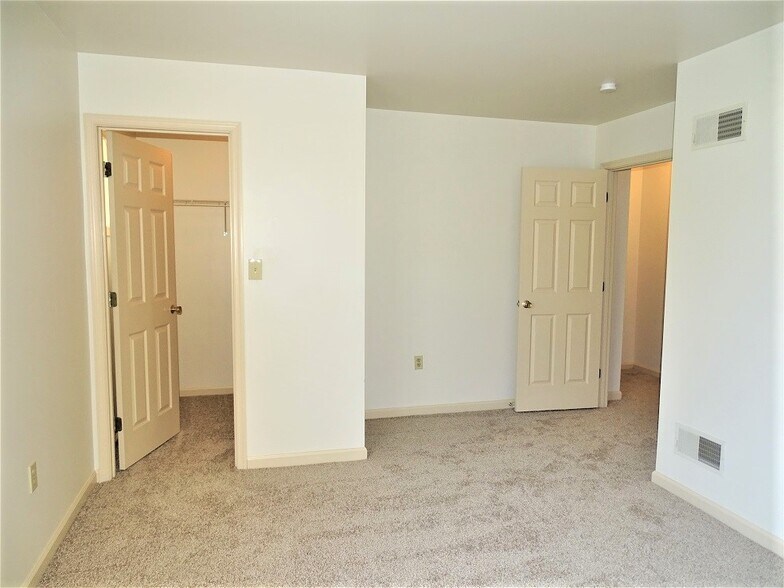 Building Photo - 822 Woodridge Dr