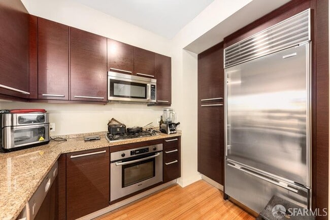 Building Photo - 425 1st St