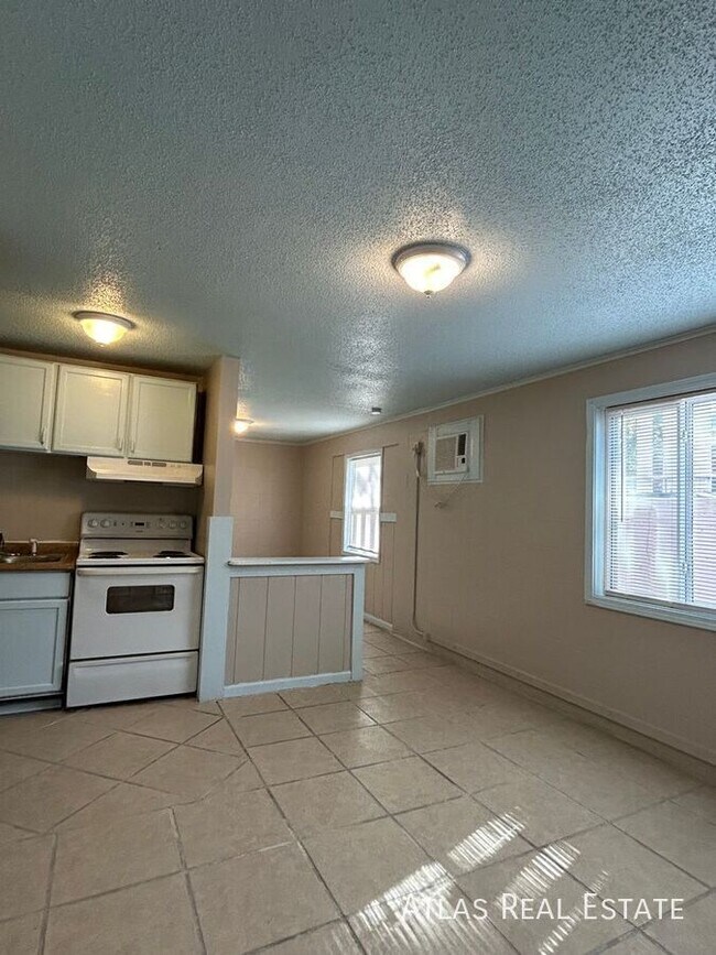 Building Photo - Studio Apartment In Raytown! Don’t miss ou...