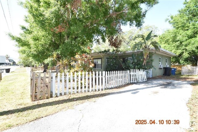 Building Photo - 402 S Comet Ave
