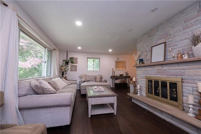 Building Photo - 109 Oak Ridge Dr