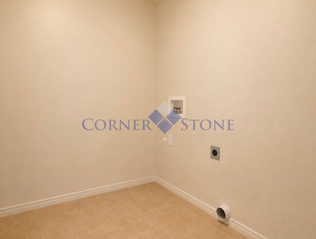 Building Photo - Large 4 Bedroom Home with Garden space, Basketball Court, Close to park!