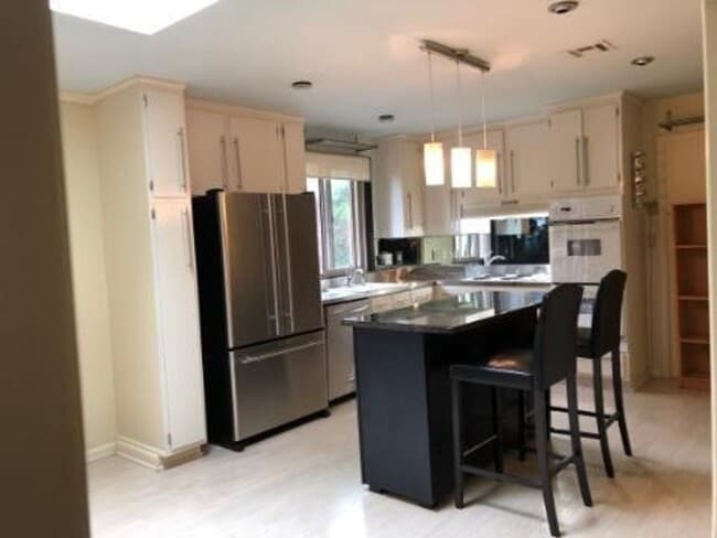 Building Photo - This gem is situated and Lovely 3BE/2BA on a quiet street in Warner Park