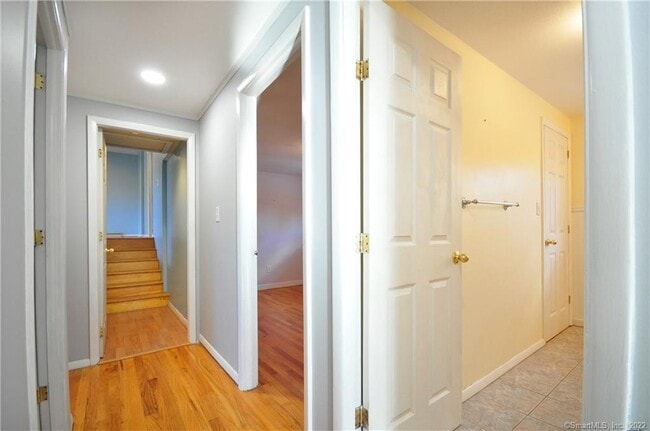 Building Photo - 44 Simsbury Manor Dr