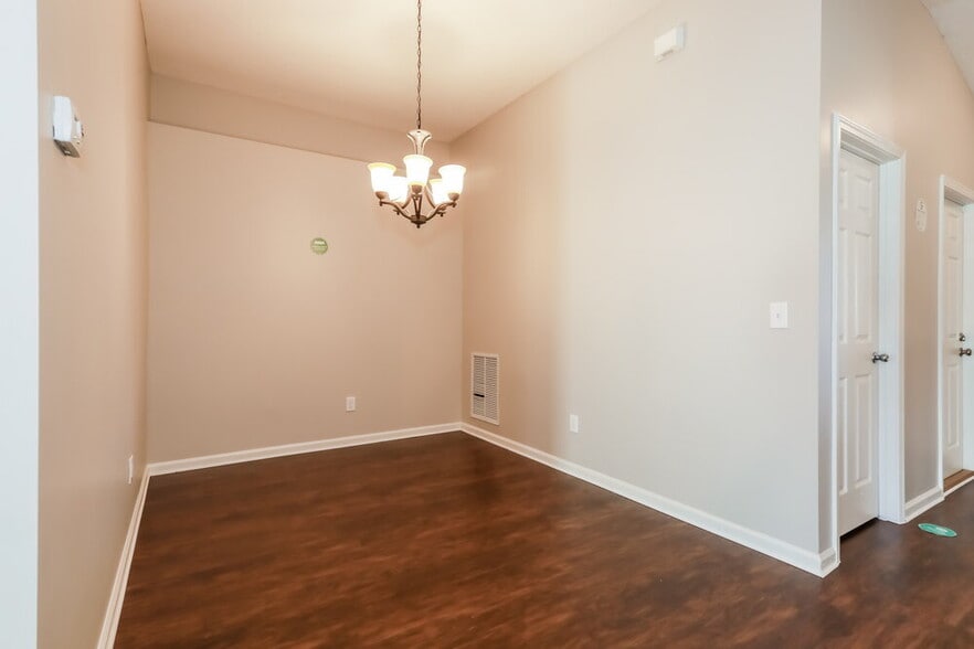 Building Photo - 2608 Royal Pointe Dr