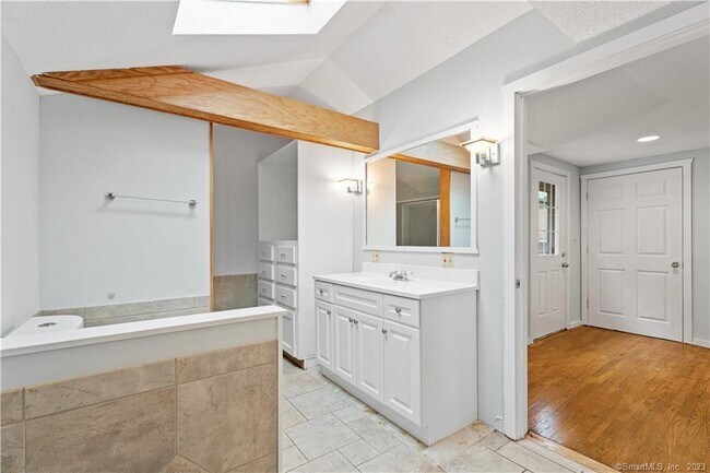 Building Photo - 224 Hartford Turnpike