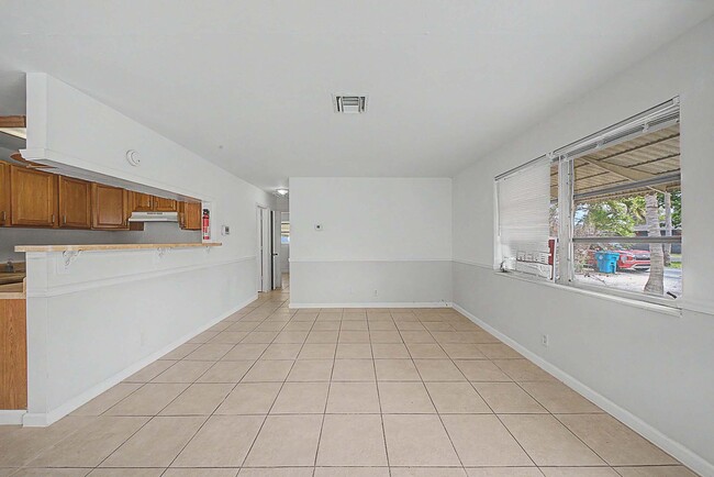 Building Photo - 301 SE 21st Ave