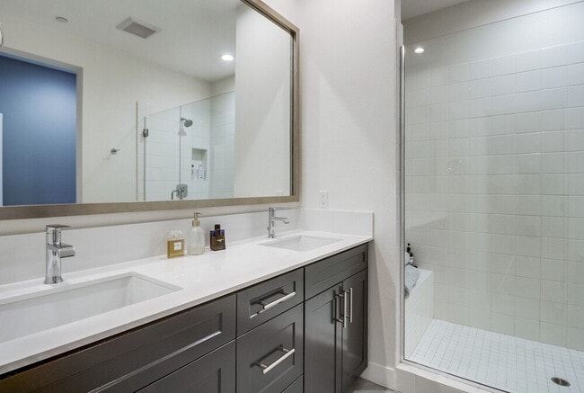 Building Photo - Welcome to your modern La Mesa townhome with solar!