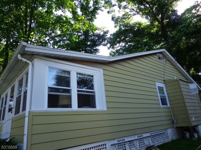 Building Photo - 19 Windemere Ave