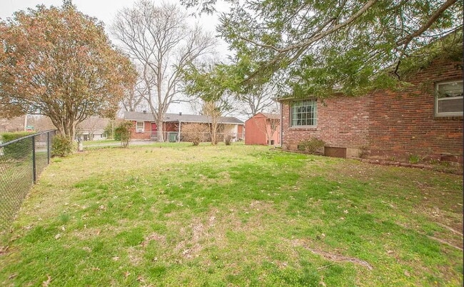 Building Photo - "Charming 2-Bed Home with Spacious 1700 Sq Ft Layout, FENCED yard!"