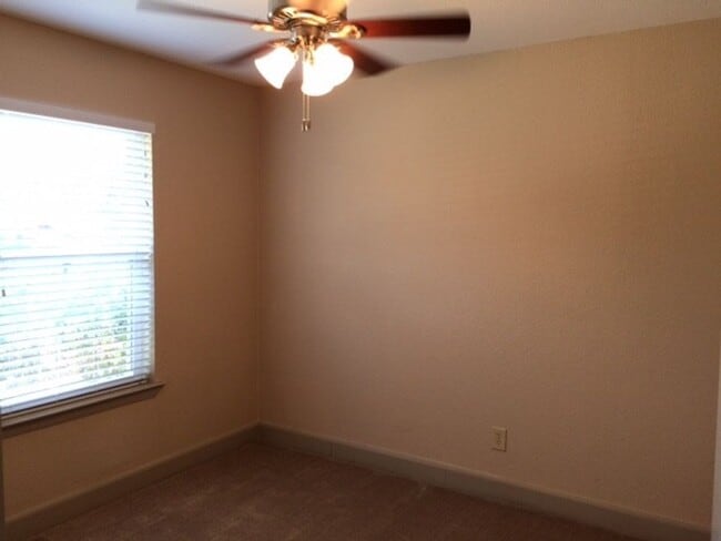 Building Photo - Cute 3/2 duplex in Frisco, Tx- Available NOW and Renovated