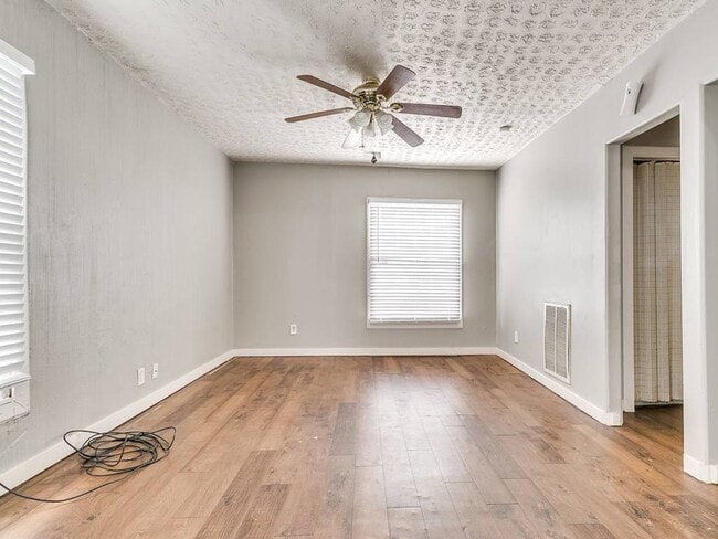 Building Photo - Cute Duplex - Upper Unit!