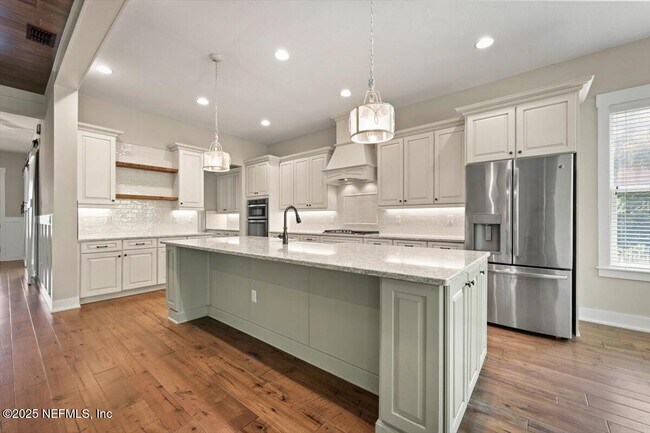 Building Photo - 305 Seahill Dr
