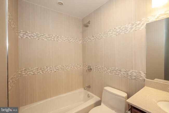 Building Photo - 2533 Hillsman St