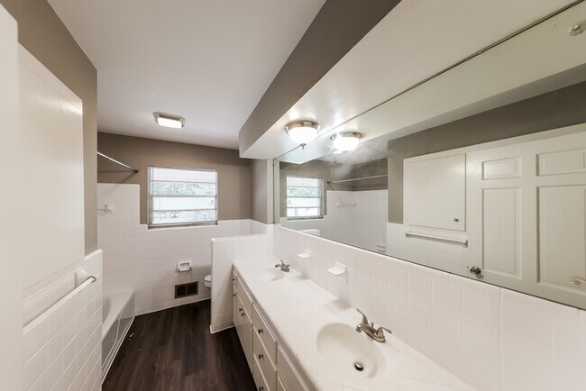 Building Photo - 730 Belview St