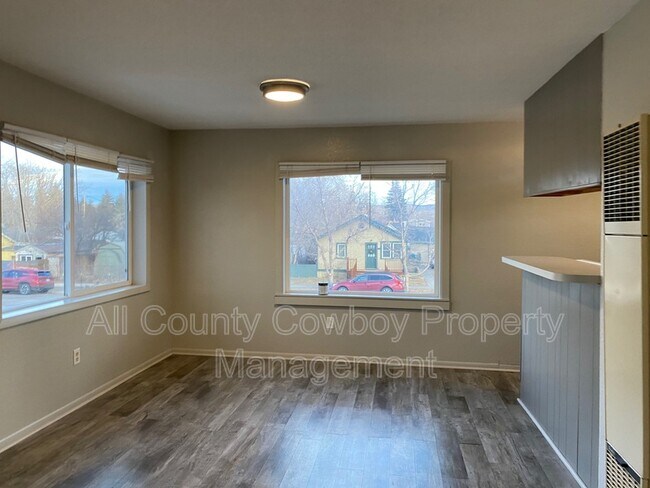 Building Photo - 862 N 5th St