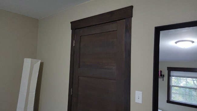 Building Photo - 5 Bed 3 Bath close to UWEC, bike trails, Carson Park, and The Sonnentag!