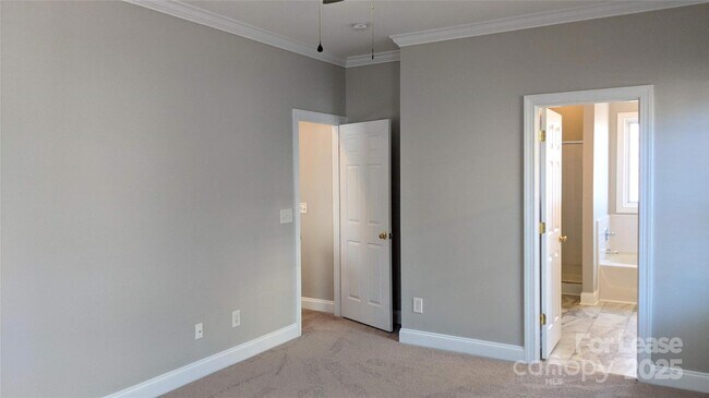 Building Photo - 16007 Kelly Park Cir