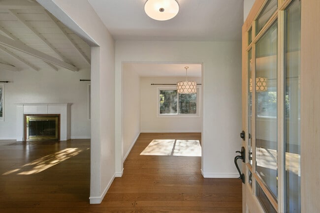 Building Photo - 925 Hawthorn Dr