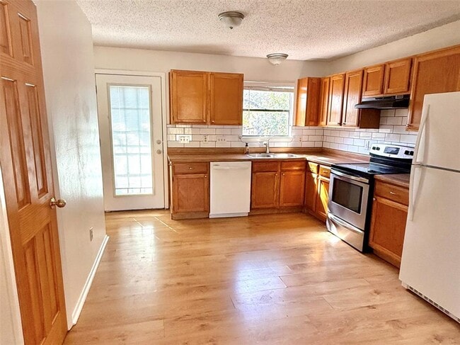 Building Photo - 15205 Cavalier Canyon Dr