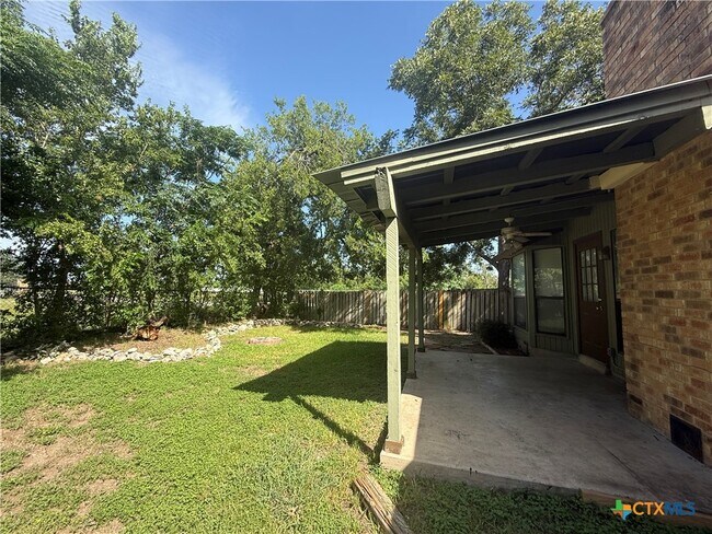 Building Photo - 912 Spring Hill Dr