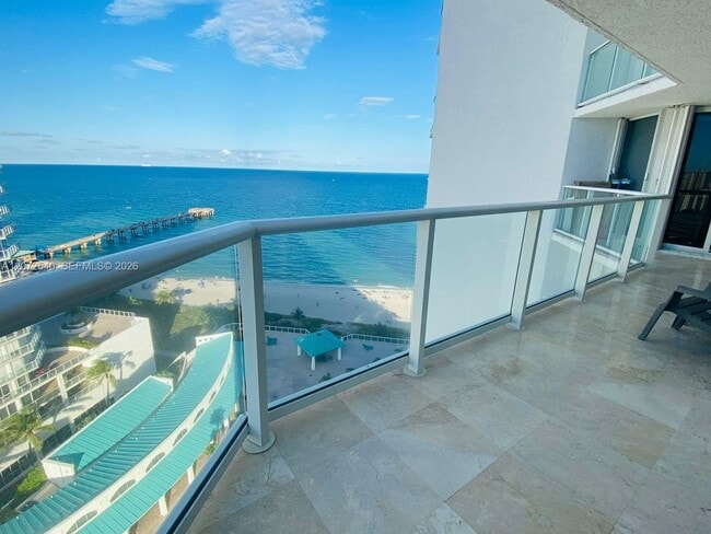 Building Photo - 16445 Collins Ave