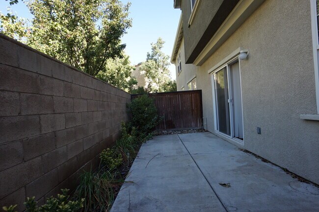 Building Photo - Beautiful 3 Bedroom Condo in Rancho!