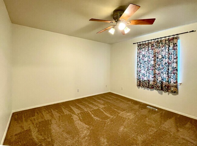 Building Photo - 539 Fall Dr
