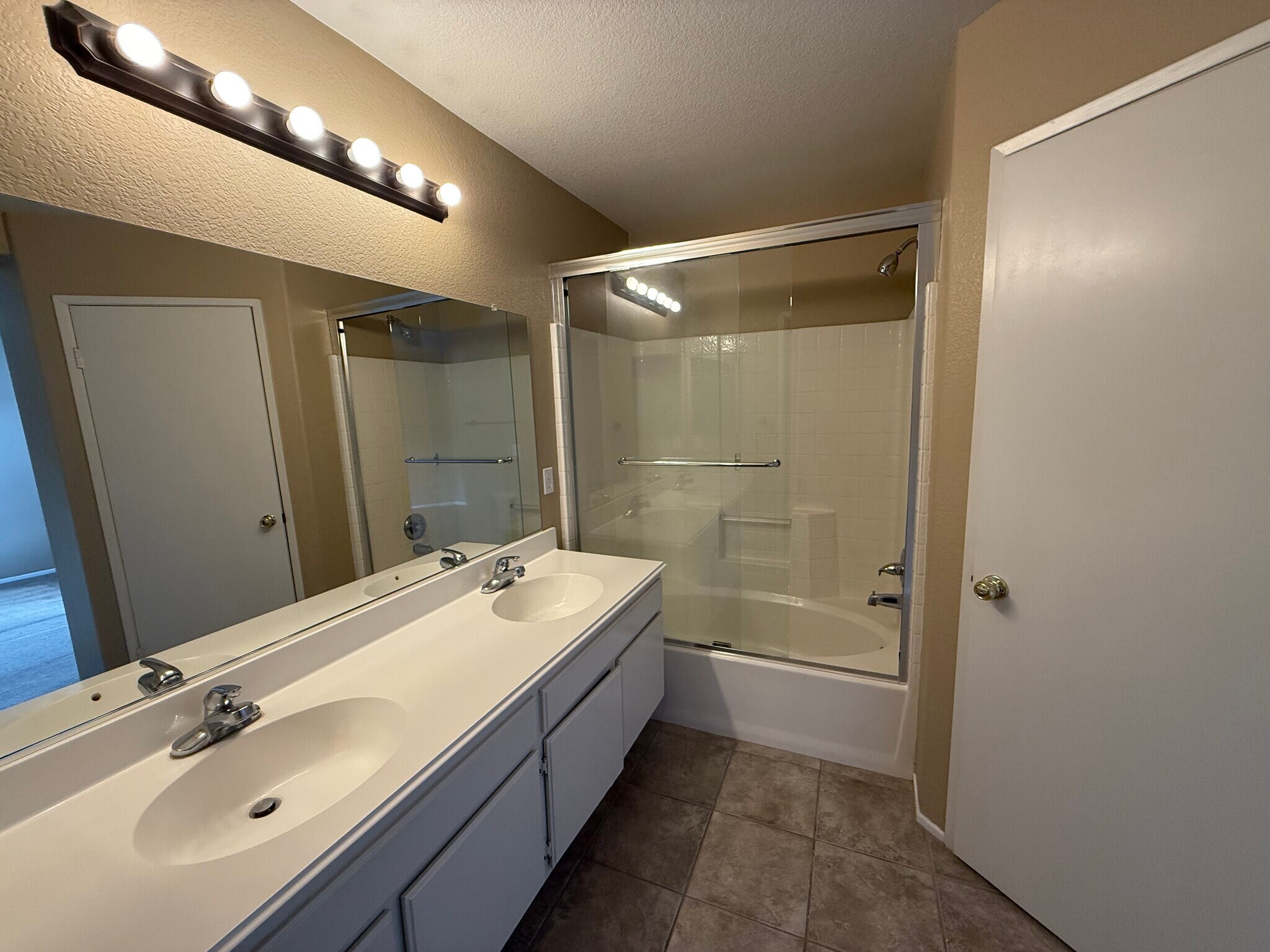 Building Photo - 590 Yarrow Dr