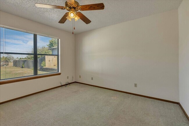 Building Photo - 8929 NE 52nd St