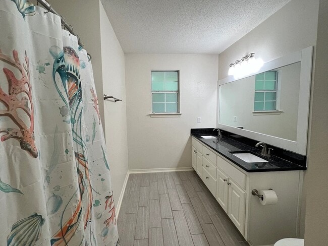 Building Photo - 1424 Roebling Tr