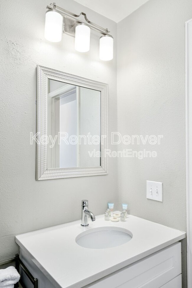 Building Photo - 2409 Tremont Pl