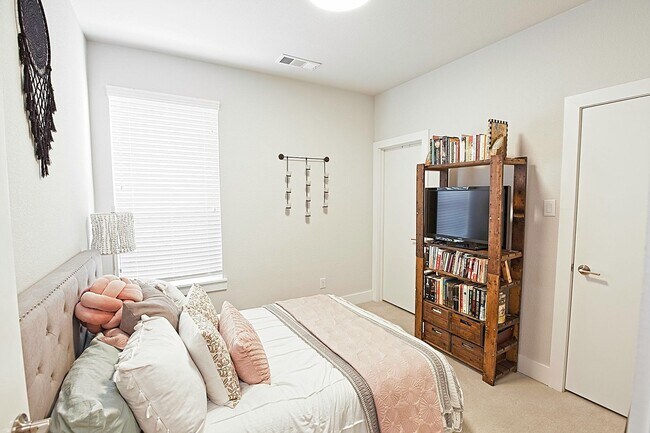 Building Photo - Dallas Gated Corner Townhome
