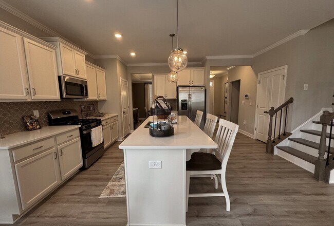 Building Photo - FURNISHED: Previous Model Home, For Rent 3 bedrooms/2.5 baths/2nd Floor Family Room w/kitchenette...