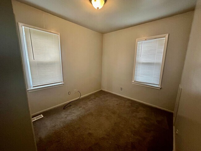 Building Photo - Charming 3-Bedroom Bungalow in Warren $1200 a month