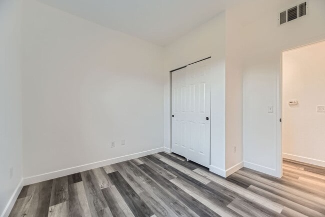 Building Photo - **Fully Updated 2-Bedroom Condo with New Appliances!**