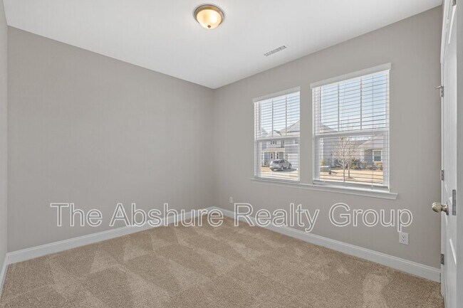 Building Photo - 138 Willow Grove Ln