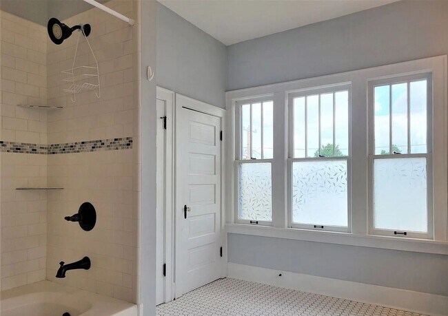 Building Photo - Stunning 4-Bed, 3-Bath Gem 1 Minute from Midtown!