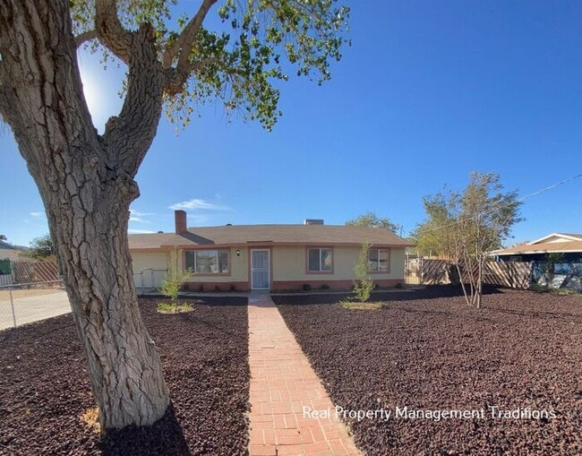 Primary Photo - Lake Los Angeles 3 + 2 with HUGE yard!