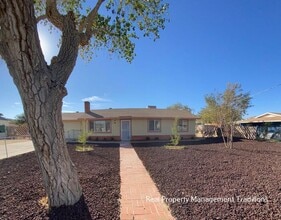 Building Photo - Lake Los Angeles 3 + 2 with HUGE yard!