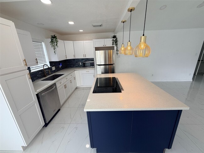 Building Photo - 15865 Ridgeroe Ln