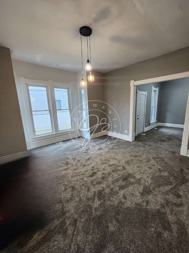 Building Photo - 2 bed upper unit! Private Entrances! Fully updated!