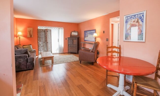 Building Photo - Lovely Langley Condo and Pet Friendly!