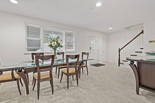 Building Photo - 2017 Woodford Rd