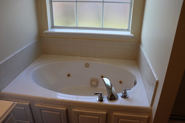 Building Photo - Lovely 3 bedroom 2 bath home for lease in ...
