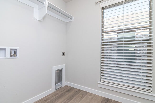Building Photo - 2021 Escalara St
