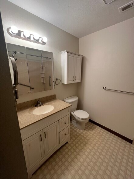 Bathroom - 7511 N Edgewater Ave