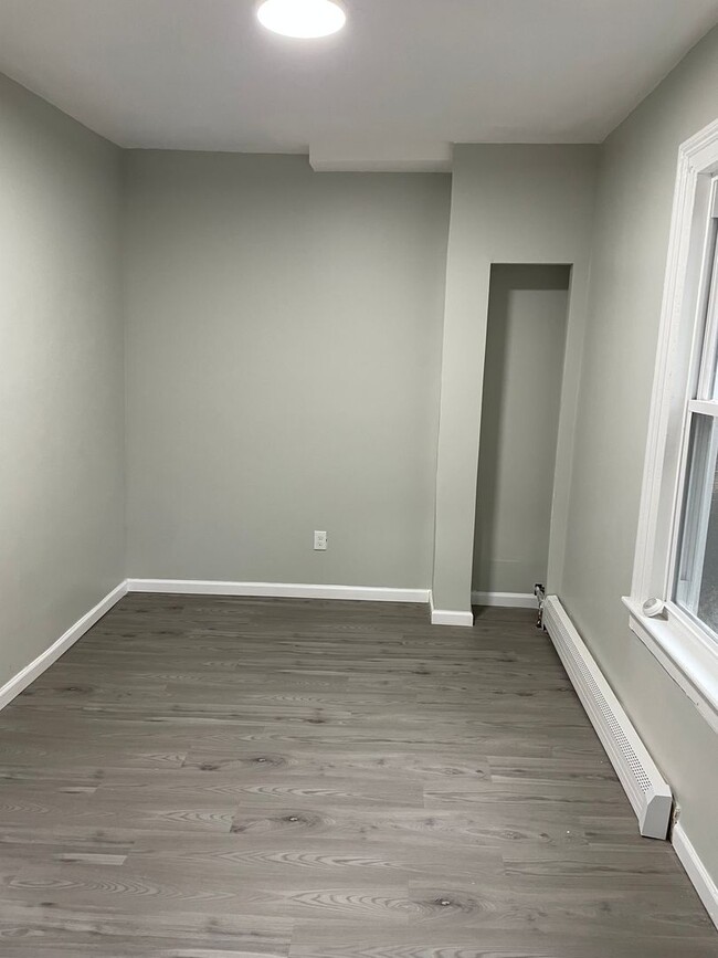 Building Photo - Fully renovated 6 bedroom single family house