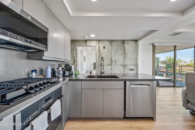 Building Photo - 7167 E Rancho Vista Dr