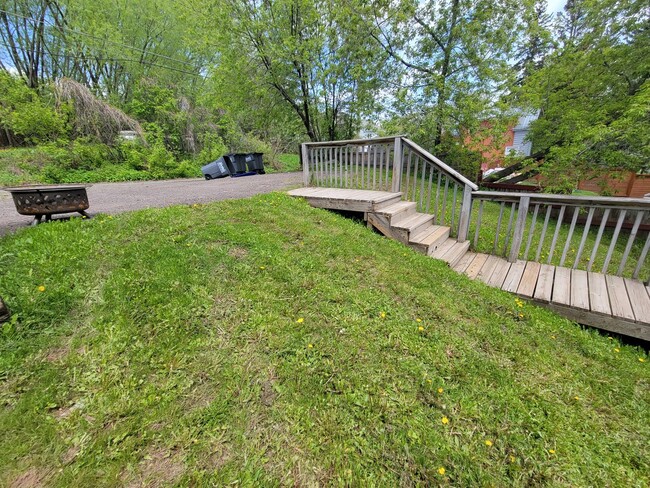 Building Photo - AVAILABLE JULY - 3 BED 1 BATH